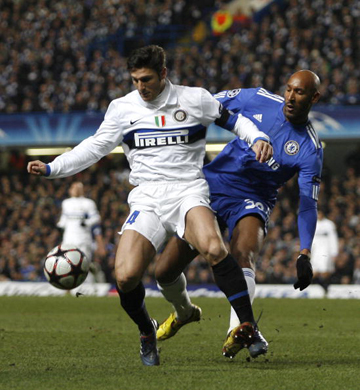 Capitan Zanetti duella con Anelka durante Chelsea-Inter